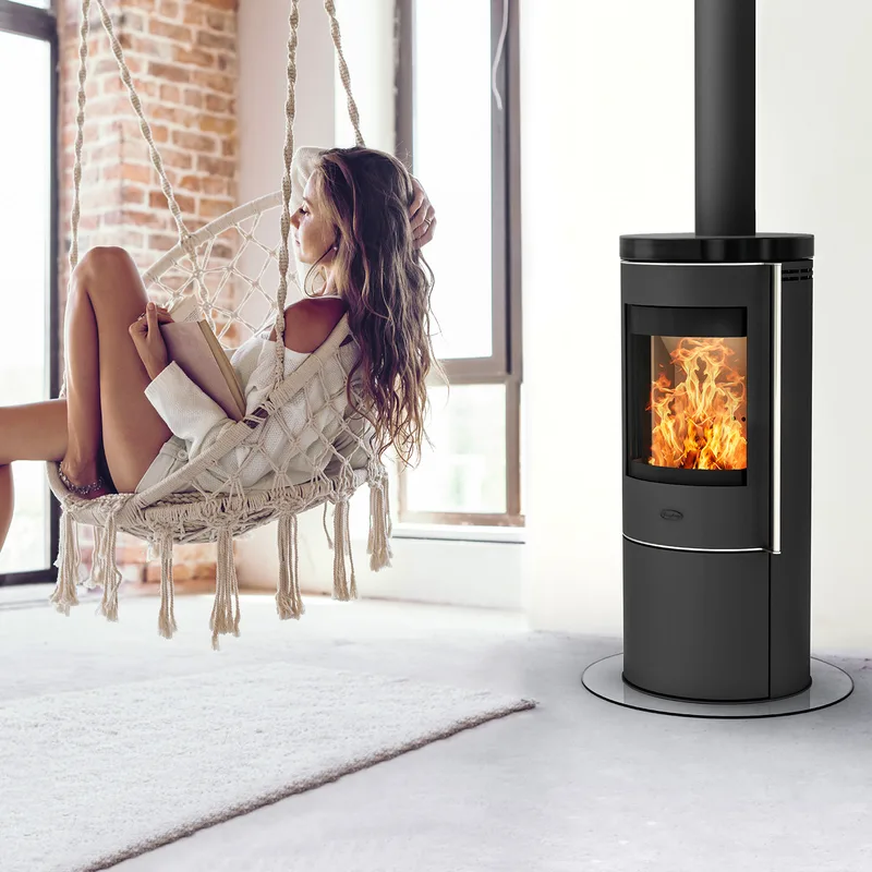Fireplace Elite Toronto poêle à bois en acier noir avec plaque de recouvrement en céramique.