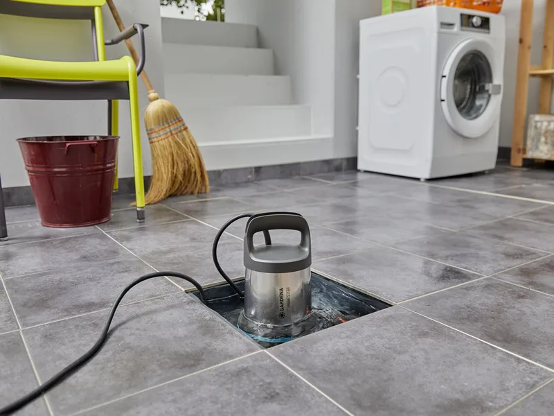 Pompe submersible pour eaux claires Gardena 17000 Aquasensor art. 9036-20