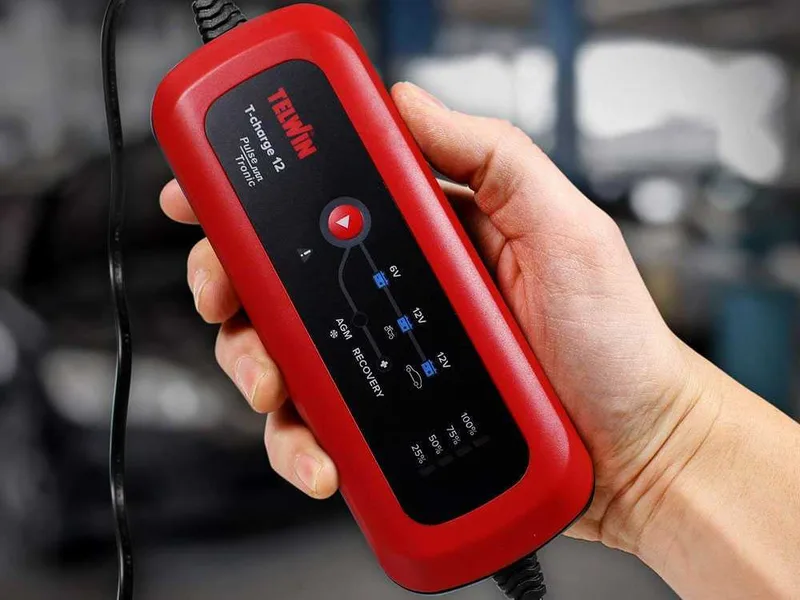 Telwin T-Charge 12 - Chargeur de batterie et mainteneur de charge - batteries de voiture et moto 6/12V - batteries AGM