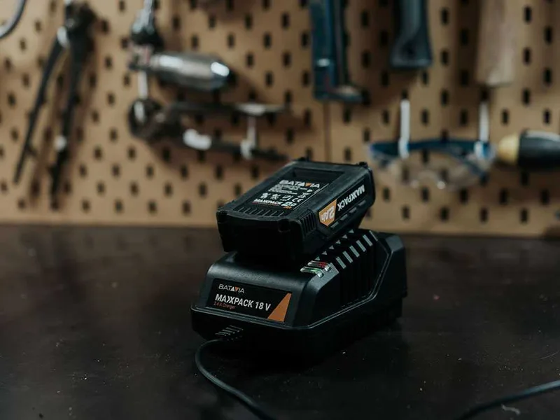 Chargeur BATAVIA 18V/ 2.4 A