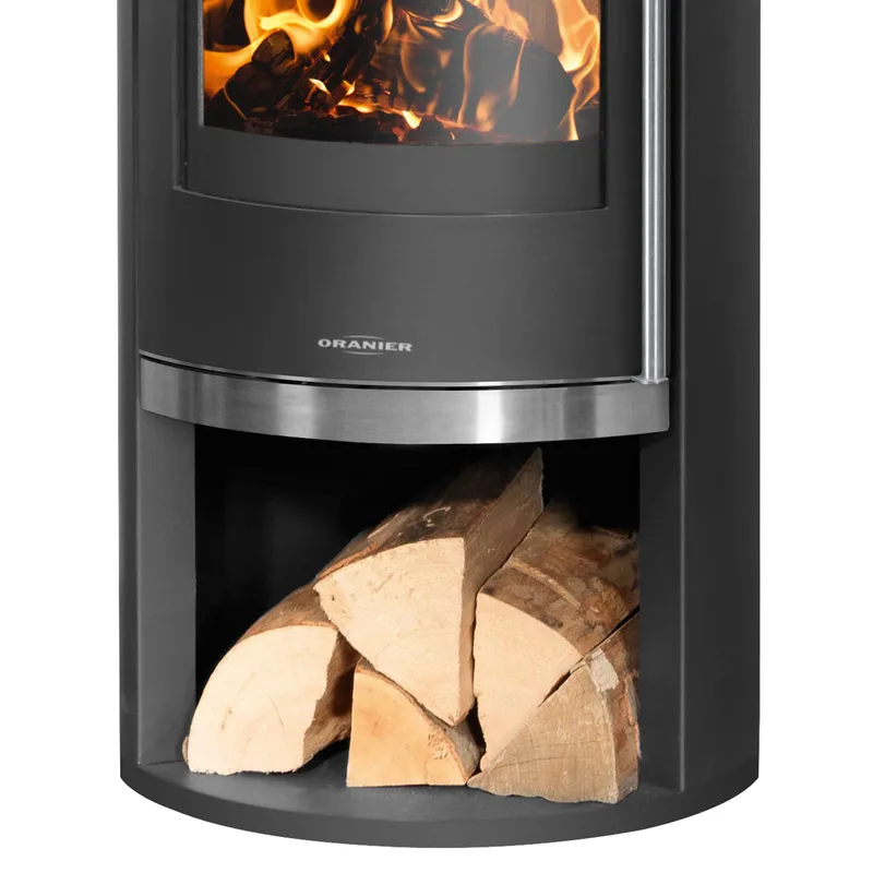Poêle à bois Oranier Rota 2.0 en acier noir avec plaque de recouvrement en céramique blanc soie.