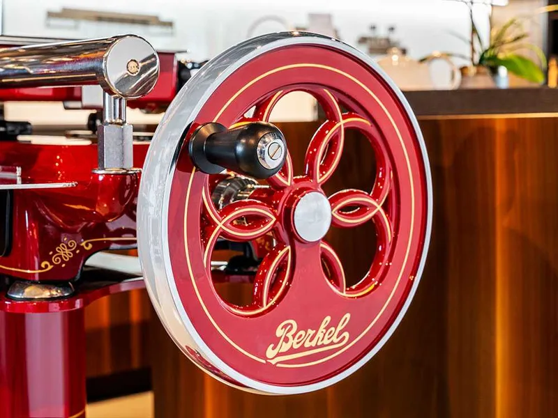 Berkel Tribute Rouge - Trancheuse à volant avec piédestal - Lame en acier inox au chrome de 300 mm