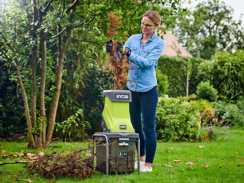 Ryobi RSH2545B - Broyeur de végétaux électrique - Bac de 40L - Diamètre de coupe de 45 mm - 2500 W