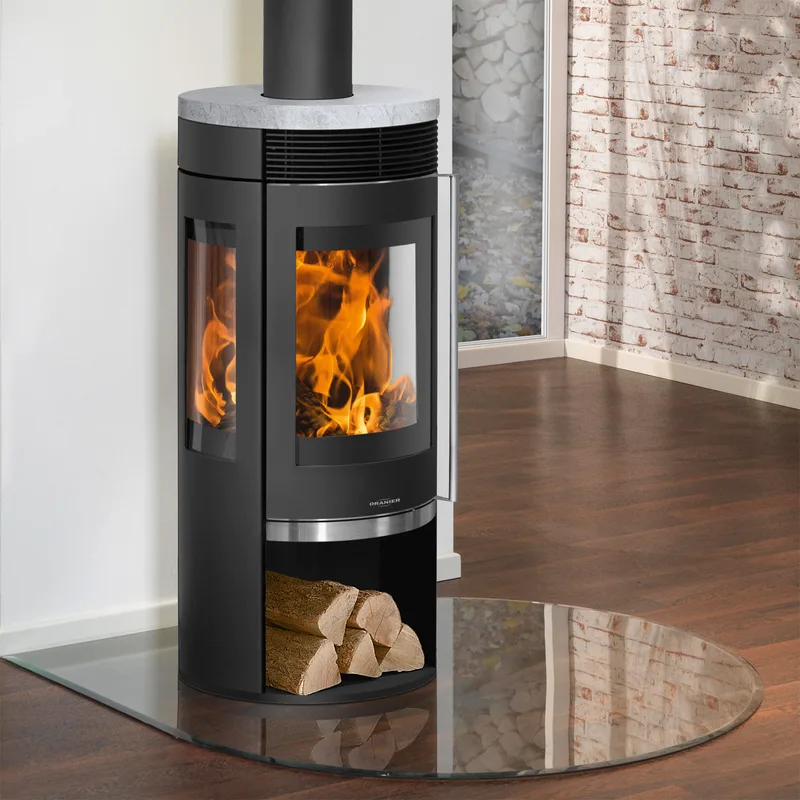 Poêle à bois Oranier Rota TRE 2.0 en acier noir avec plaque de recouvrement en stéatite.