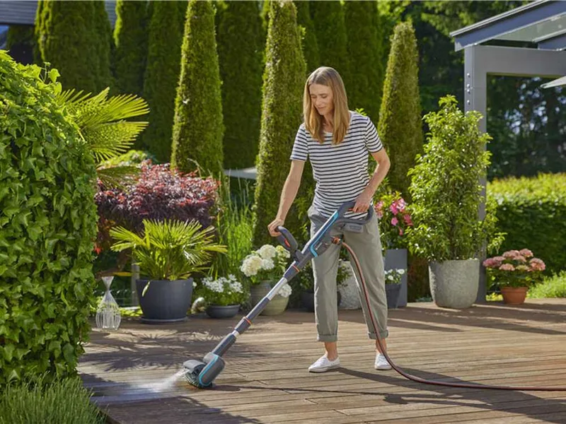 Gardena AquaBrush Universal 04/1 - Nettoyeur de sols à batterie + Brosse