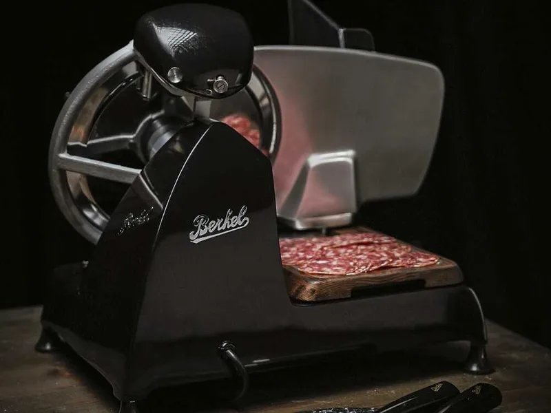 Berkel Red Line 250 Noire - Trancheuse avec lame en acier de 250 mm
