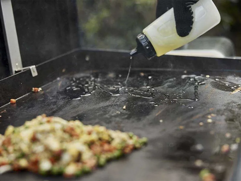 Lot de deux bouteilles doseuses Weber