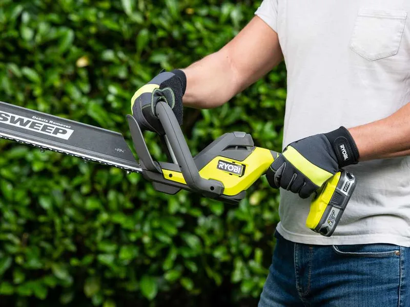 RYOBI RY18HT55A-0 - Taille-haie à batterie 18V - 2,5Ah - Lame de 55 cm