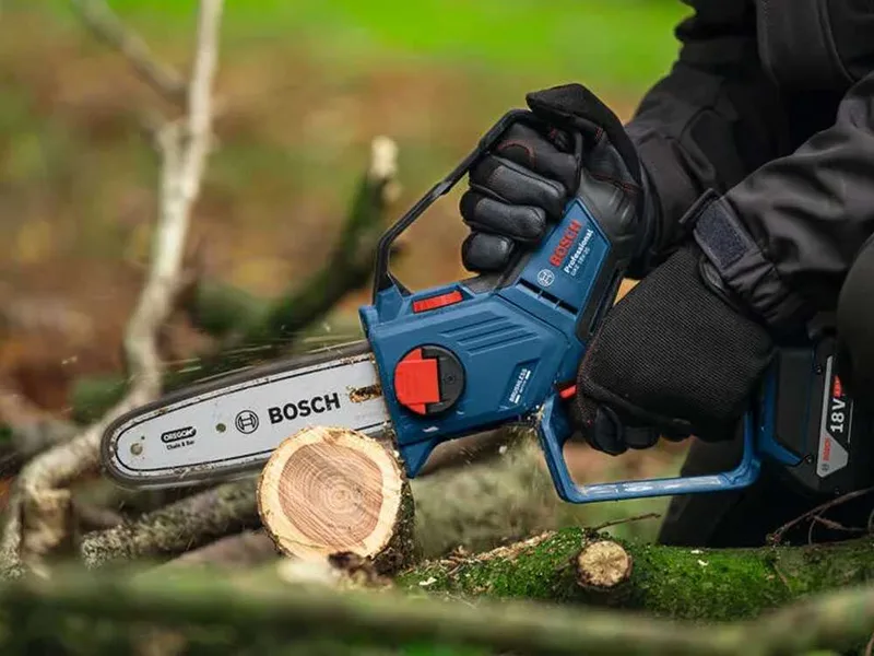 Bosch Professional GKE 18V‑20 - Élagueuse manuelle à batterie - 18 V 8 Ah