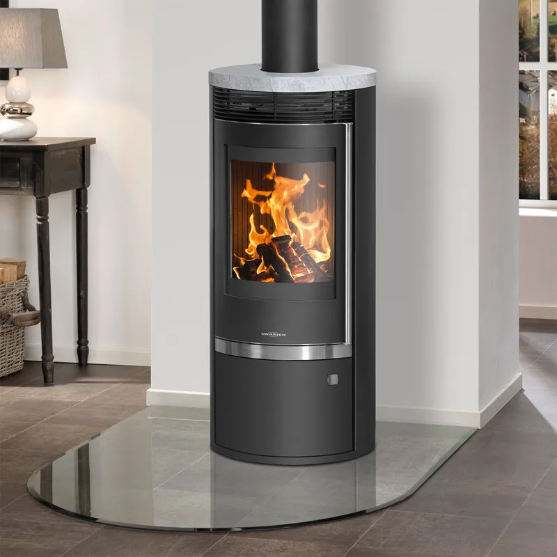 Poêle à bois Oranier Rota Top 2.0 en acier noir avec plaque de recouvrement en stéatite.