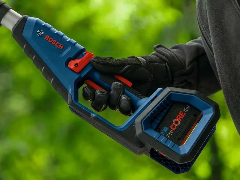 Bosch Professional GKE 18V-25T - Élagueuse électrique à batterie sur perche télescopique - 18 V 8 Ah