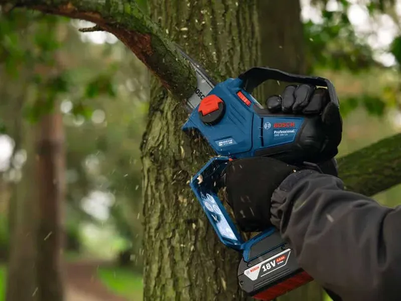 Bosch Professional GKE 18V‑15 - Élagueuse manuelle à batterie - 18 V 5 Ah