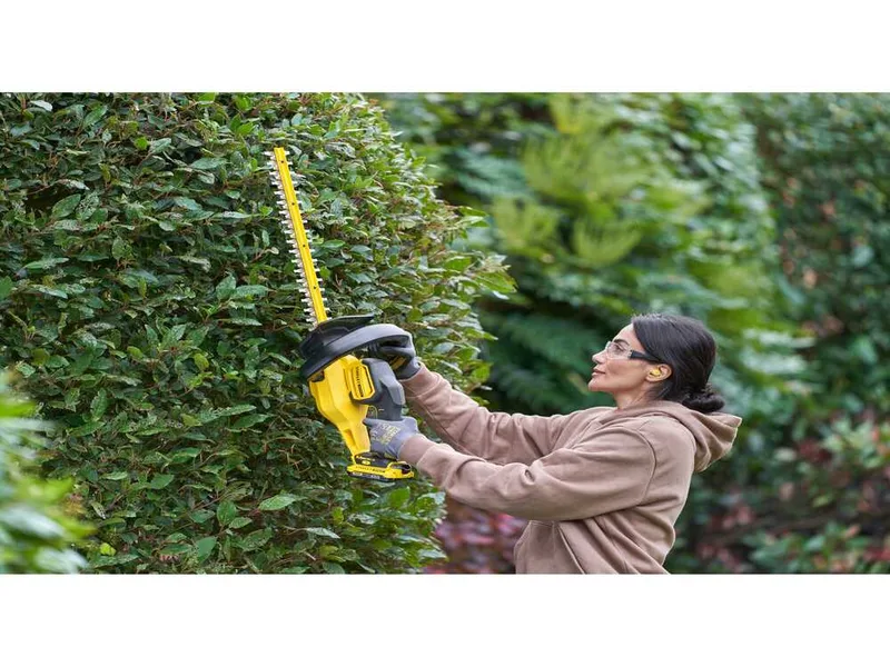 STANLEY Fatmax SFMCHT655 - Taille-haie à batterie - 18 V 2 Ah - Lame de 55 cm