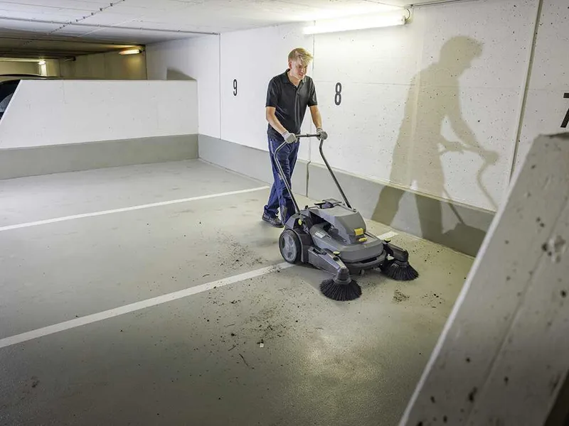 Karcher KM 70/30 C Bp 2SB - Balayeuse à batterie avec bac de ramassage - 36 V 5 Ah