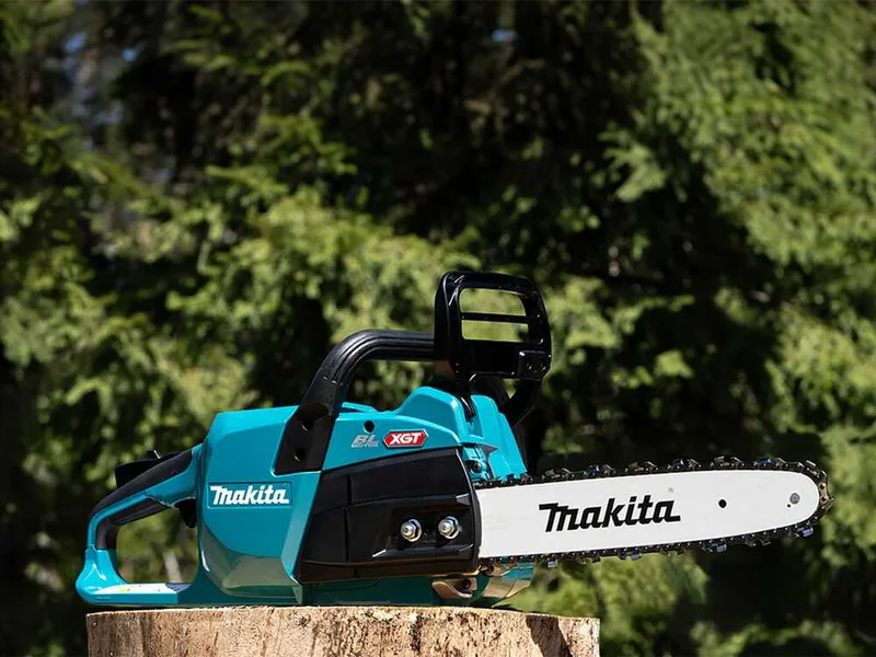 Makita XGT UC024G - Tronçonneuse à batterie - Coupe de 30 cm - 40 V/5 Ah