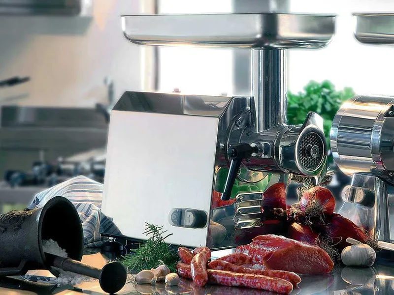 Fama TI12 - Hachoir à viande électrique - Corps et groupe de hachage en acier inox - 400V