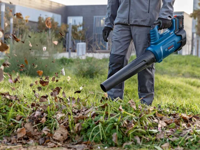 Bosch Professional GBL 18V-750 - Souffleur à feuilles sur batterie 18 V/8,0 Ah + Chargeur rapide