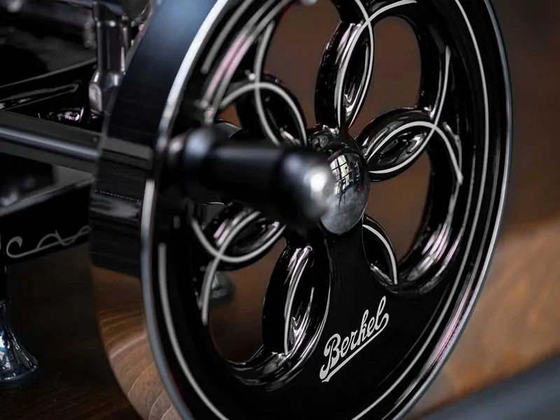 Berkel B2 Noire - Trancheuse à volant - Lame en acier chromé de 265 mm