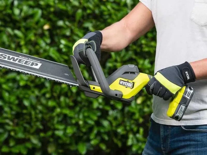 Ryobi RY18HT55A-120 - Taille-haie à batterie 18 V/2 Ah - Lame de 55 cm