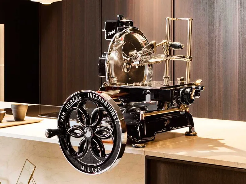 Berkel B114 Noire - Trancheuse à volant avec piédestal - Lame en acier chromé de 320 mm