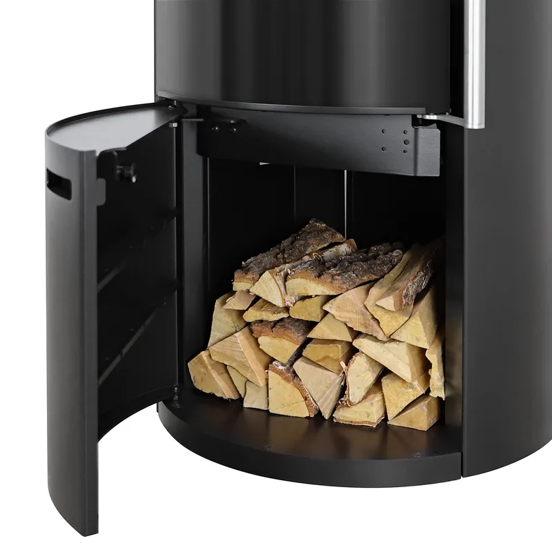 Schmitzker Fisterra Vista Heat poêle à bois en acier noir, avec vitrage sur trois côtés.