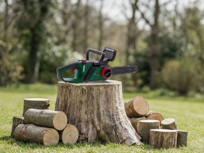 Bosch PKE18V-30-28 - Tronçonneuse à batterie - 18 V 4 Ah - Guide de 30 cm