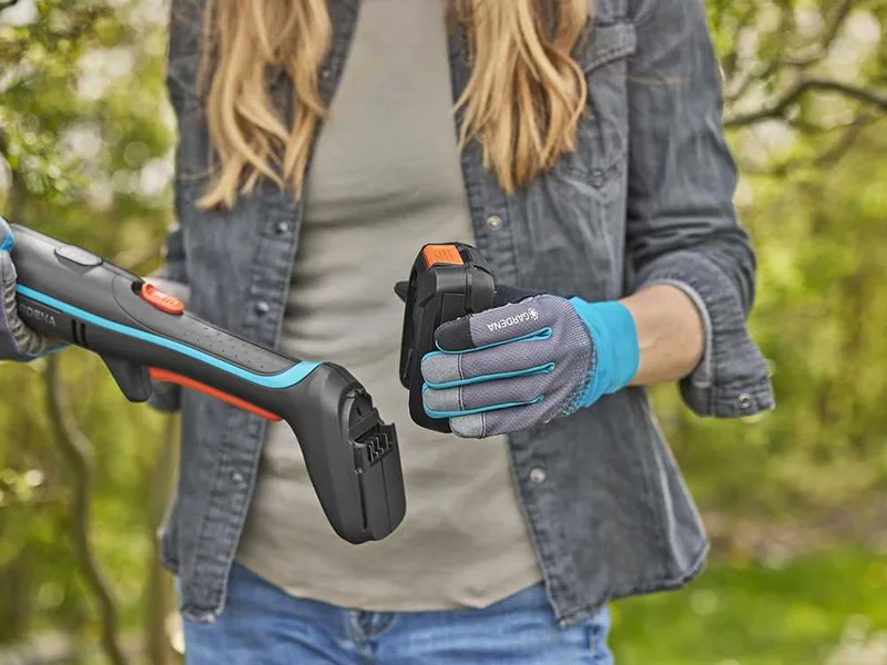 Gardena EasyCut 110/18V P4A Solo - Sécateur électrique de taille sur perche - Diamètre de coupe 28 mm