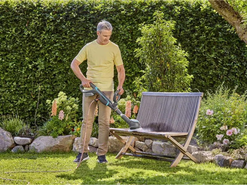 Gardena AquaBrush Compact 02/18V - Nettoyeur de sols à batterie - avec kit de démarrage 18V - 2,5Ah