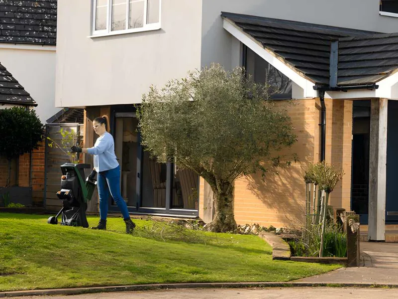Bosch UniversalShredder - Broyeur de jardin à batterie 36 V - avec bac de ramassage