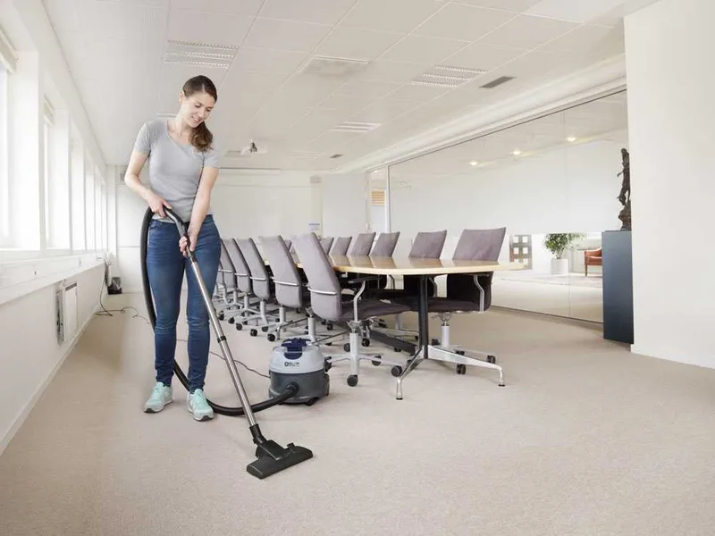 Nilfisk VP 100 EU - Aspirateur professionnel - Bidon en plastique 10 L - 880W