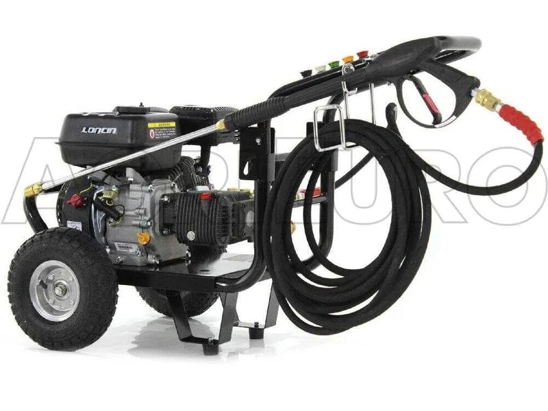 Nettoyeur haute pression thermique GeoTech Pro PWP 12/205 ZW avec moteur Loncin à essence