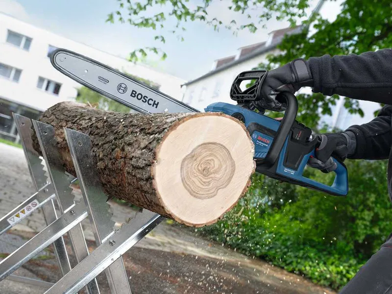 Bosch Professional BITURBO GKE 18V-40 - Tronçonneuse à batterie - 18 V 5,5 Ah - Guide de 40 cm
