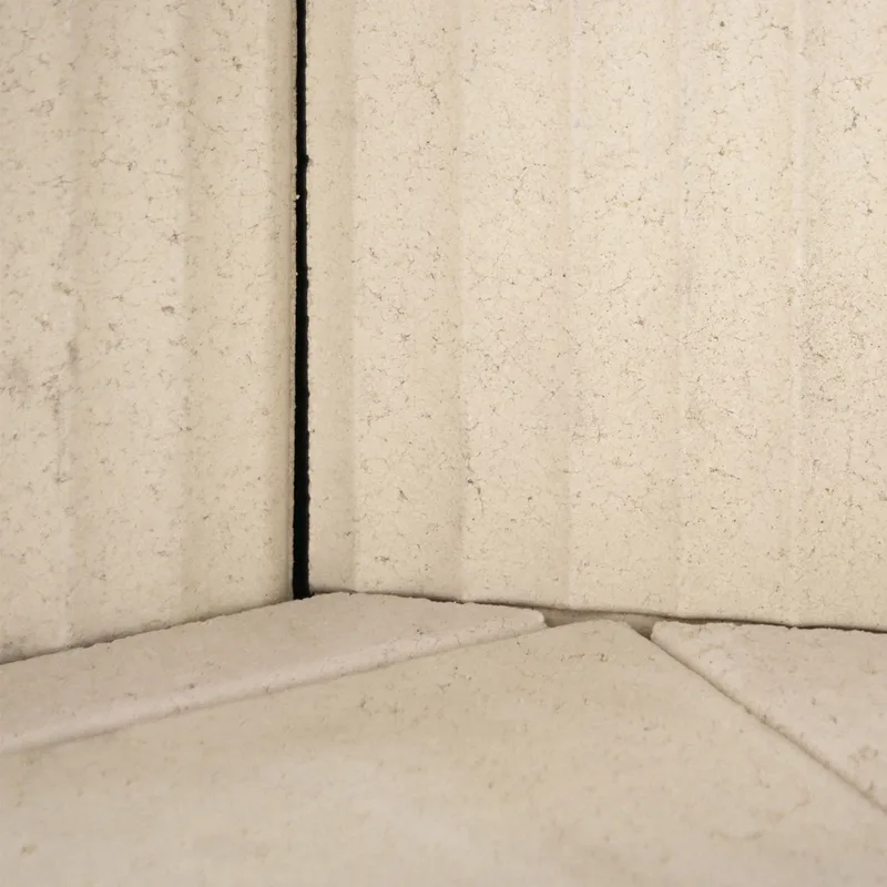 Olsberg Osorno L Poêle à bois Plaque de construction de cheminée gauche avec cadre d'enduit et grille d'aération blanche.