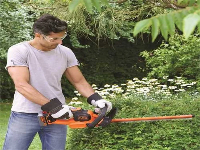 Taille-haie électrique à batterie Black & Decker GTC18504PC-QW 18V 4Ah + une batterie 18V 2Ah - lamier 50 cm