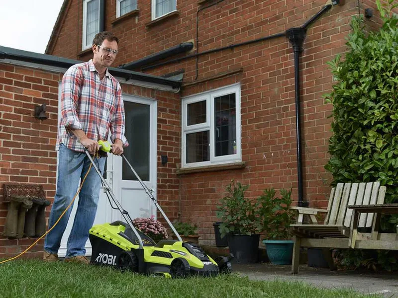 Ryobi RLM13E33S - Tondeuse à gazon électrique - 1300W - Coupe de 33 cm