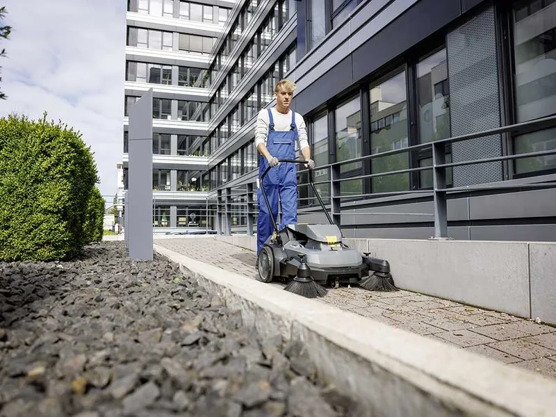 Karcher KM 70/30 C Bp 2SB - Balayeuse à batterie avec bac de ramassage - 36 V 6 Ah