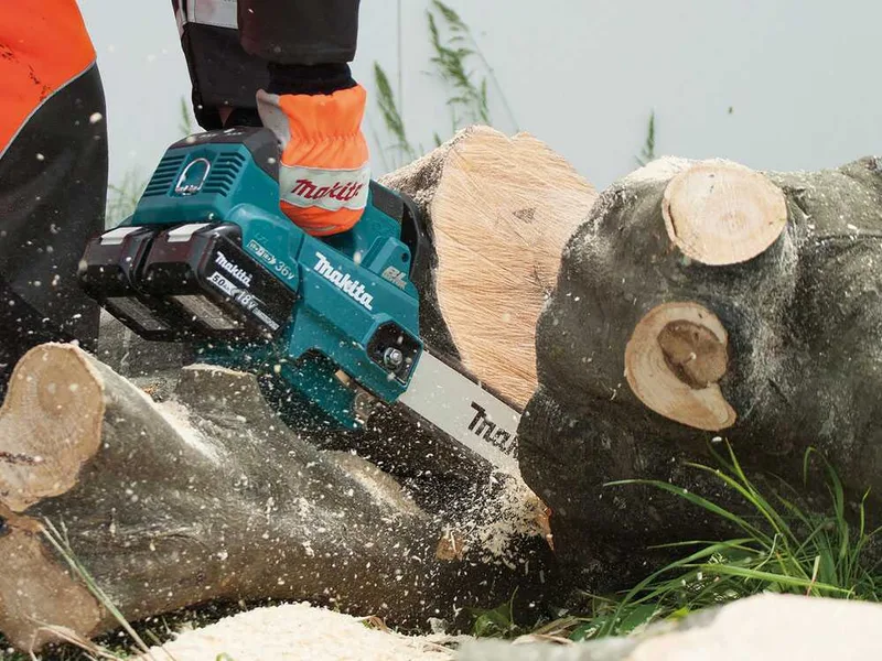 Makita DUC306Z - Tronçonneuse électrique à batterie - 2 x 18 V 5 Ah - Guide 30 cm